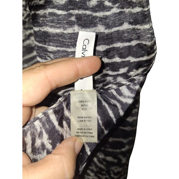 Calvin Klein 100% Silk Zebra Print Long Scarf
Classic Feminine Flowy Timeless - Picture 3 of 4